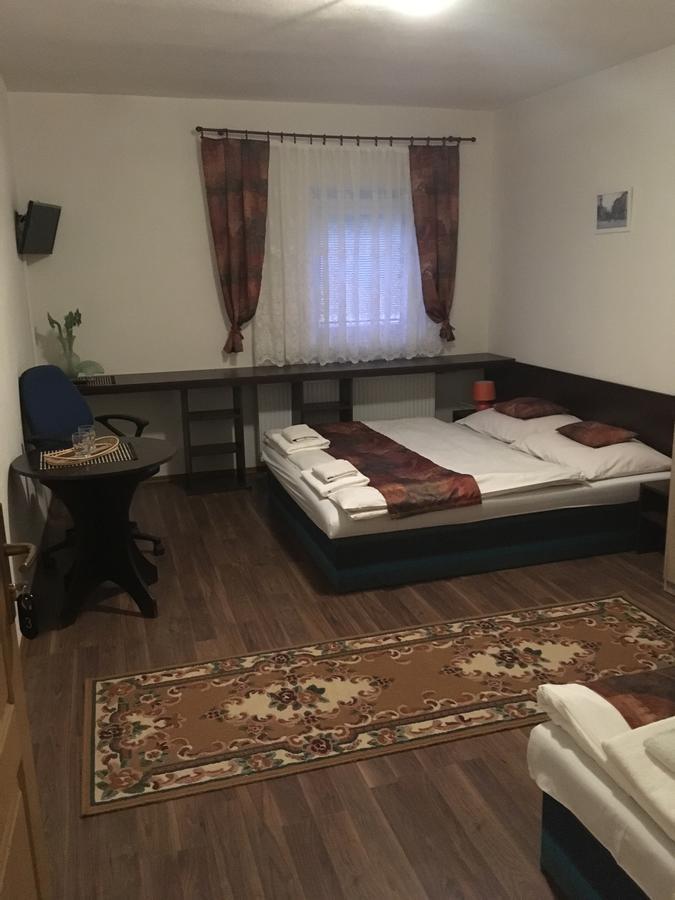 Harrys City Motel Komárno Екстериор снимка